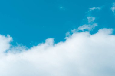 Hava ve kabarık bulutlar mavi gökyüzünde güneşli bir günde, arka plan dokusu