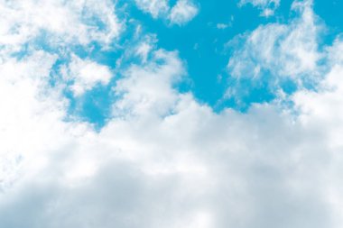 Hava ve kabarık bulutlar mavi gökyüzünde güneşli bir günde, arka plan dokusu