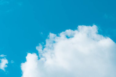 Hava ve kabarık bulutlar mavi gökyüzünde güneşli bir günde, arka plan dokusu