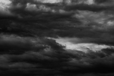 Yağmurdan önce kara beyaz fırtına bulutları, dramatik gökyüzü