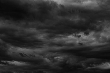 Yağmurdan önce kara beyaz fırtına bulutları, dramatik gökyüzü