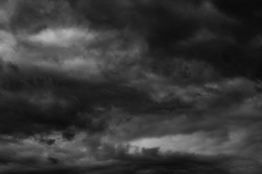 Yağmurdan önce kara beyaz fırtına bulutları, dramatik gökyüzü