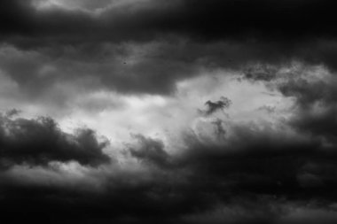 Yağmurdan önce kara beyaz fırtına bulutları, dramatik gökyüzü