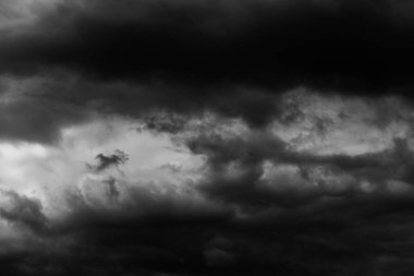 Yağmurdan önce kara beyaz fırtına bulutları, dramatik gökyüzü