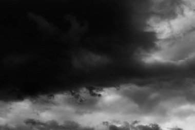 Yağmurdan önce kara beyaz fırtına bulutları, dramatik gökyüzü