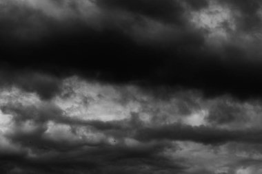 Yağmurdan önce kara beyaz fırtına bulutları, dramatik gökyüzü