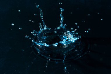 Arka plan dokusuna mavi su damlaları. makro