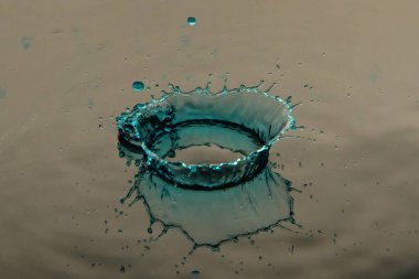 Arka plan dokusuna mavi su damlaları. makro