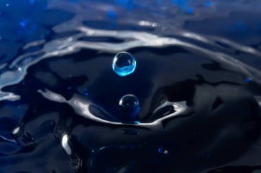 Arka plan dokusuna mavi su damlaları. makro