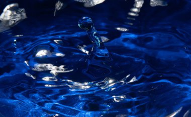 Arka plan dokusuna mavi su damlaları. makro