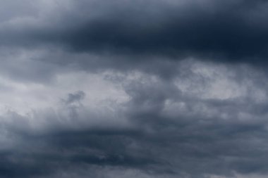 Yağmurdan önce mavi fırtına bulutları, dramatik gökyüzü