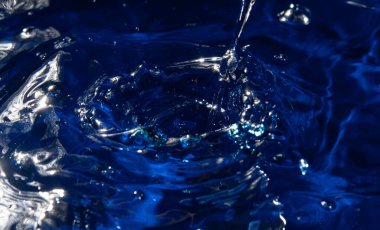 Arka plan dokusuna mavi su damlaları. makro