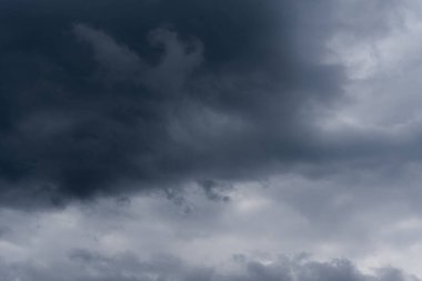 Yağmurdan önce mavi fırtına bulutları, dramatik gökyüzü