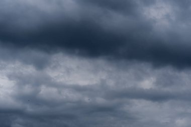 Yağmurdan önce mavi fırtına bulutları, dramatik gökyüzü
