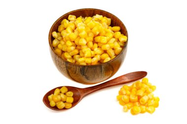 Tahta kaşık ve kaptaki mısır tohumları (tabak) beyaz arka planda izole edilmiş