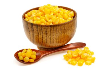 Tahta kaşık ve kaptaki mısır tohumları (tabak) beyaz arka planda izole edilmiş