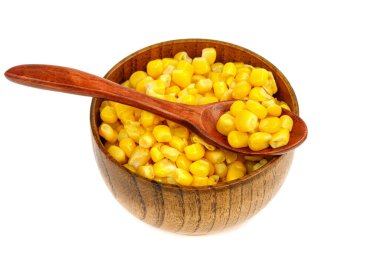 Tahta kaşık ve kaptaki mısır tohumları (tabak) beyaz arka planda izole edilmiş