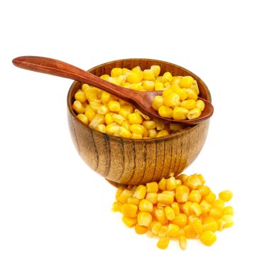 Tahta kaşık ve kaptaki mısır tohumları (tabak) beyaz arka planda izole edilmiş