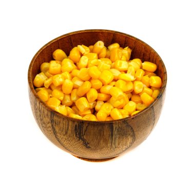 Tahta kaşık ve kaptaki mısır tohumları (tabak) beyaz arka planda izole edilmiş