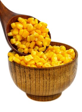 Tahta kaşık ve kaptaki mısır tohumları (tabak) beyaz arka planda izole edilmiş