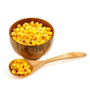Tahta kaşık ve kaptaki mısır tohumları (tabak) beyaz arka planda izole edilmiş
