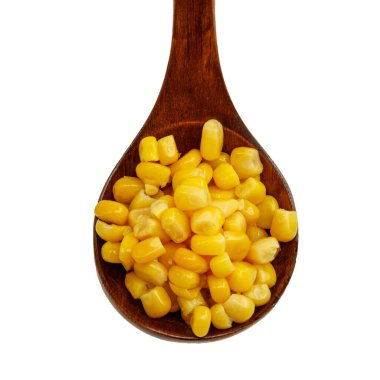 Beyaz arka planda izole edilmiş tahta kaşıkta mısır tohumları.