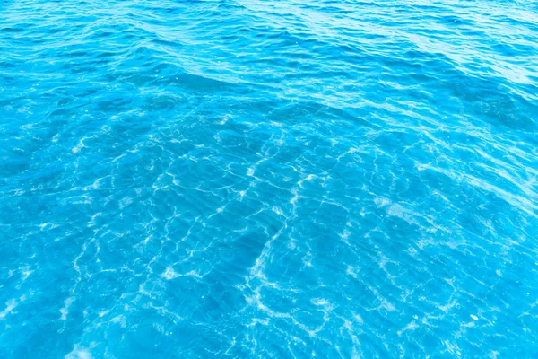 Blaues Transparentes Meerwasser Strandnähe Klare Wasseroberfläche Mit Leichten Wellen Und — Stockfoto