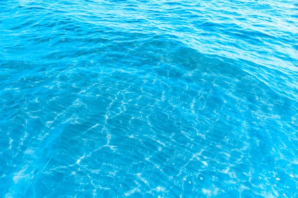 Blaues Transparentes Meerwasser Strandnähe Klare Wasseroberfläche Mit Leichten Wellen Und — Stockfoto