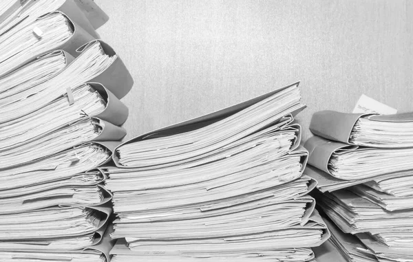 Belgeler arşivde duruyor. Belgeler arşiv odasının raflarında. Ofis rafları dosyalarla dolu dolapta. siyah beyaz fotoğraf