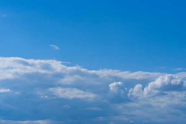 晴天蓝天的空气和蓬松的云彩 背景质感 — 图库照片