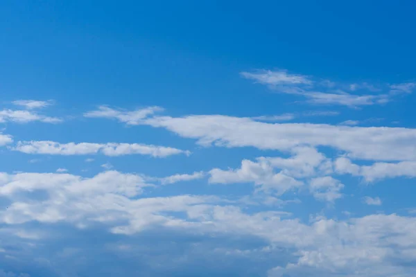 Nuvens Fofas Céu Azul Dia Ensolarado Textura Fundo — Fotografia de Stock