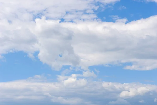Αέρας Και Αφράτα Σύννεφα Στον Γαλάζιο Ουρανό Μια Ηλιόλουστη Μέρα — Φωτογραφία Αρχείου