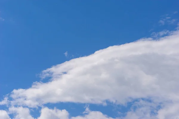 Nuvens Fofas Céu Azul Dia Ensolarado Textura Fundo — Fotografia de Stock