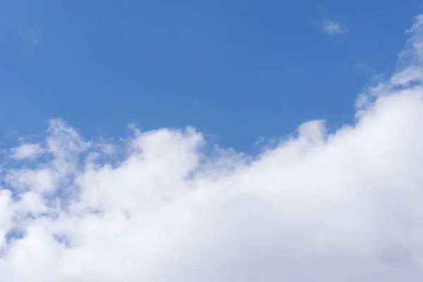 Lucht Pluizige Wolken Blauwe Lucht Een Zonnige Dag Achtergrond Textuur — Stockfoto