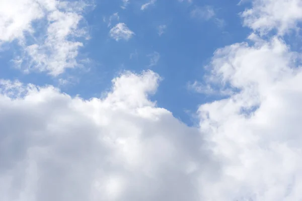 Nuvens Fofas Céu Azul Dia Ensolarado Textura Fundo — Fotografia de Stock