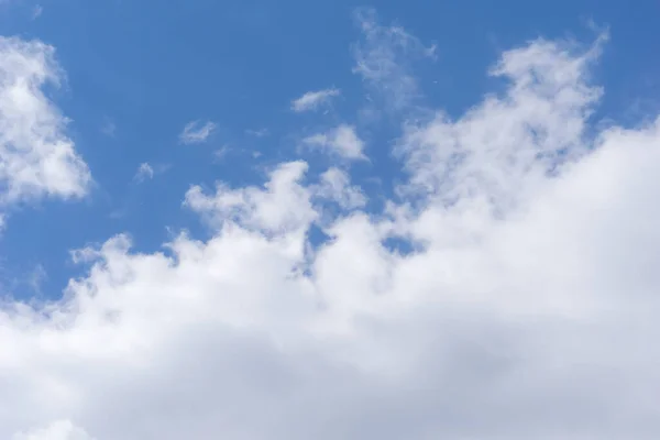 Lucht Pluizige Wolken Blauwe Lucht Een Zonnige Dag Achtergrond Textuur — Stockfoto