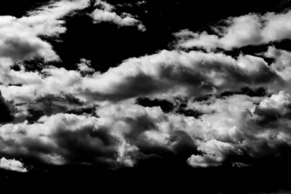 뇌우와 뇌우가 극적으로 구름을 배경으로 — 스톡 사진