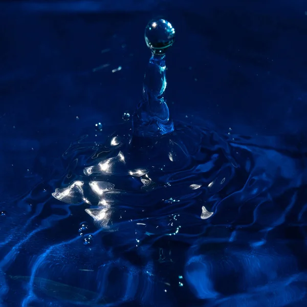Niebieskie Plamy Wody Spadają Teksturę Tła Makro — Zdjęcie stockowe