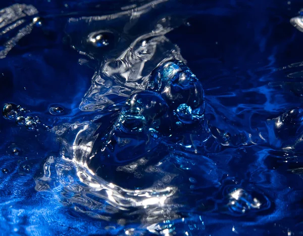 Des Éclaboussures Bleues Gouttes Eau Sur Fond Macro — Photo