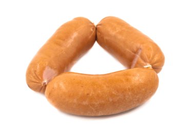 Tütsülenmiş et sosisi beyaz arka planda izole edilmiş.