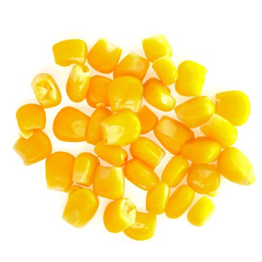 Beyaz arka planda izole edilmiş sarı mısır tohumları. makro