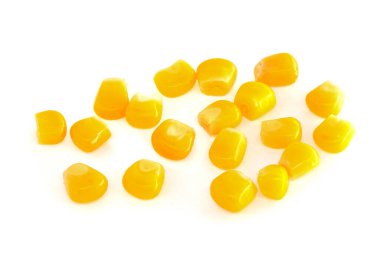 Beyaz arka planda izole edilmiş sarı mısır tohumları. makro