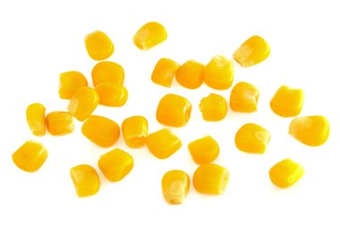 Beyaz arka planda izole edilmiş sarı mısır tohumları. makro