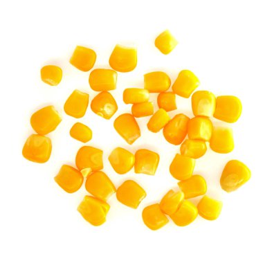 Beyaz arka planda izole edilmiş sarı mısır tohumları. makro