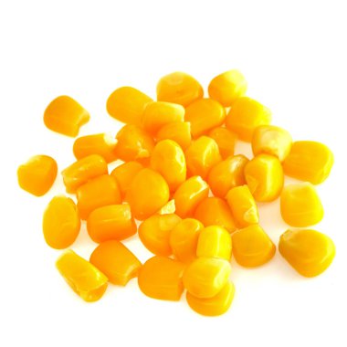 Beyaz arka planda izole edilmiş sarı mısır tohumları. makro