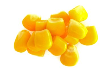 Beyaz arka planda izole edilmiş sarı mısır tohumları. makro