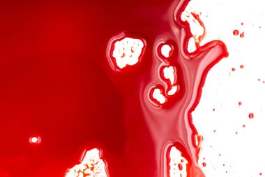 Beyaz arka planda kanlı sıçramalar ve damlalar. Damlayan ve takip eden kırmızı kan (boya)