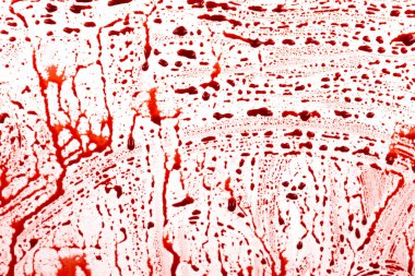 Beyaz arka planda kanlı sıçramalar ve damlalar. Damlayan ve takip eden kırmızı kan (boya)