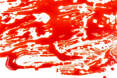 Beyaz arka planda kanlı sıçramalar ve damlalar. Damlayan ve takip eden kırmızı kan (boya)