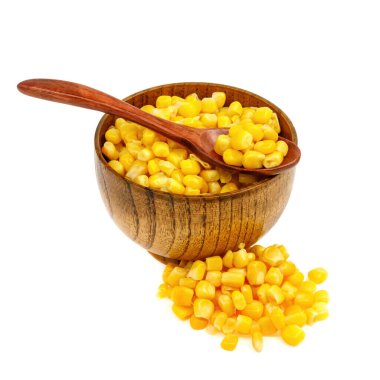 Tahta kaşıkta mısır tohumu ve beyaz arka planda izole edilmiş fincan tabağı.